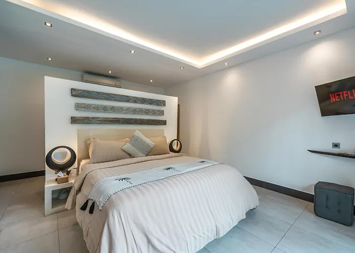 Marlon - Sleek & Sophisticated 3 Bedroom In Семиньяк
