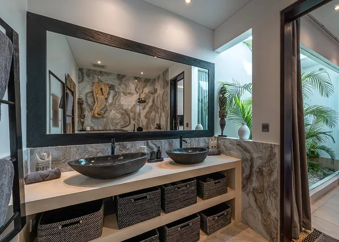 Marlon - Sleek & Sophisticated 3 Bedroom In Villa Seminyak (Bali)