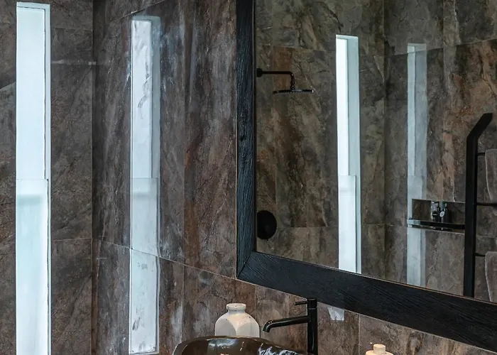 Marlon - Sleek & Sophisticated 3 Bedroom In *